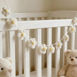Guirnalda de flores de ganchillo hecha a mano, banderines de margaritas, decoración para guardería, adorno de pared para habitación infantil. imagen 6