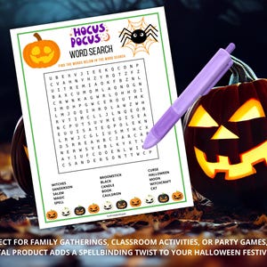 Op de afbeelding: Een Halloween-woordzoekpuzzel met de woorden "Hocus Pocus" bovenaan. De puzzel staat op een witte achtergrond met een groene rand. Een paarse pen ligt op de puzzel. Twee uitgesneden pompoenen staan op de achtergrond.