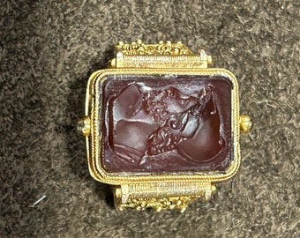 Vintage CARNELIAN INTAGLIO gold & garnet bas relief ring