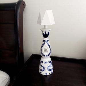 Lámpara botella vacía clase azul.tres tonos de luz,recargable cambian al tacto