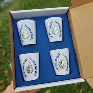 Zestaw 4 kieliszków tequili z logo agawy, kwiatów lub niebieskiej klasy - idealny dla kolekcjonerów, na urodziny lub jako upominek dla weselników - prezent dla miłośników tequili