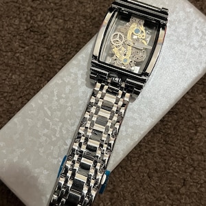 Uniek zilveren horloge in skeletstijl