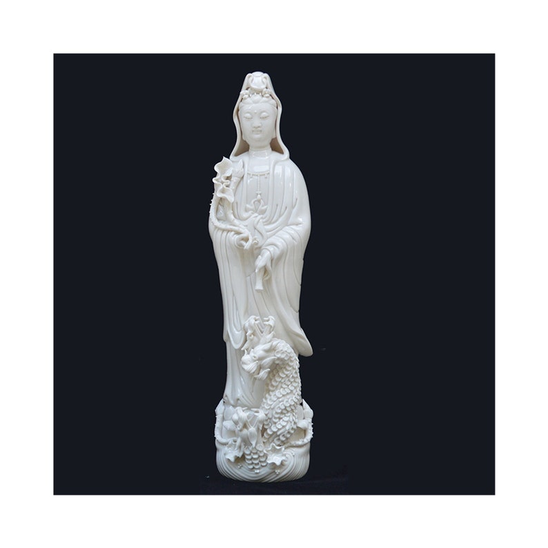 Drago sottomesso Guanyin acqua gocciolante in porcellana bianca intagliato a mano a Dehua, Cina immagine 1