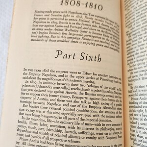 Peut inclure: Une page de livre ouverte pr&eacute;sentant le texte 1808-1810 et Part Sixth. Le contenu imprim&eacute; traite d'&eacute;v&eacute;nements historiques impliquant Napol&eacute;on, la Russie et la Grande-Bretagne, avec le num&eacute;ro de page 240 visible en bas au centre du papier cr&egrave;me.