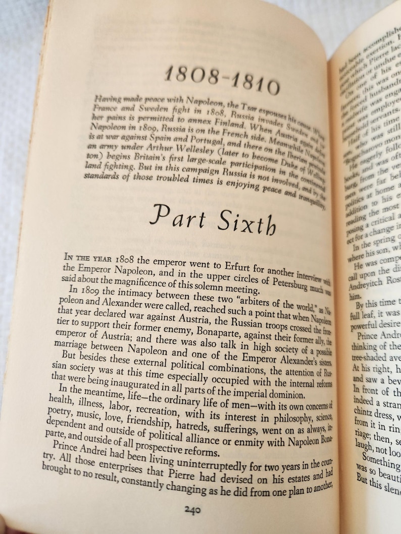 Peut inclure: Une page de livre ouverte pr&eacute;sentant le texte 1808-1810 et Part Sixth. Le contenu imprim&eacute; traite d'&eacute;v&eacute;nements historiques impliquant Napol&eacute;on, la Russie et la Grande-Bretagne, avec le num&eacute;ro de page 240 visible en bas au centre du papier cr&egrave;me.