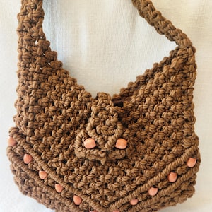 Monedero vintage de macramé de los años 70 en marrón cálido con cuentas de madera decorativas