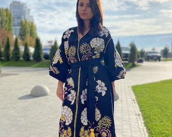 Vestido largo de lujo negro bordado con estampado floral dorado - Vestido estilo túnica de lino ucraniano Vyshyvanka, elegante vestido bohemio