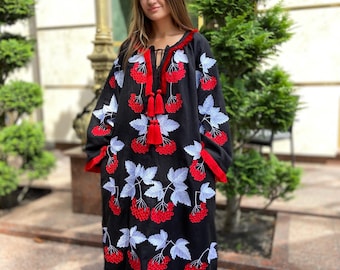 Vestido de lino negro bordado con viburnum rojo - Vyshyvanka ucraniana, vestido maxi folclórico, vestido bohemio étnico