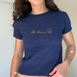 Das Geheimnis von uns Baby Tee