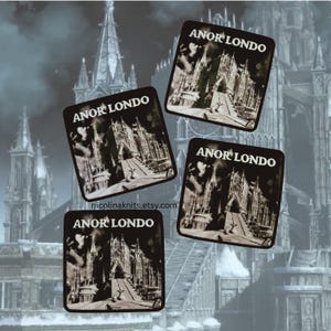 Op de afbeelding: Vier vierkante zwarte en witte onderzetters met de tekst "Anor Londo" in wit gedrukt. De onderzetters tonen een zwart-witte afbeelding van een gotische kathedraal.