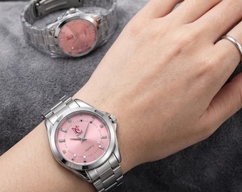 Élégante en Acier Inoxydable Argenté – Cadran Rose "NC DEDIEU" avec Index Cristaux et ブレスレット Ajustable