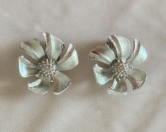 Pendientes Coro Frosty de flores azul pálido de los años 60