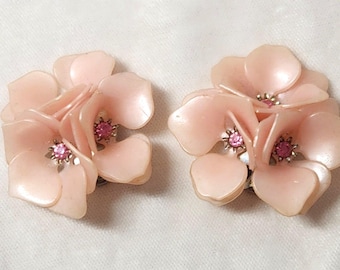 Pendientes de flores de acetato de celulosa rosa nacarado y diamantes de imitación de los años 60