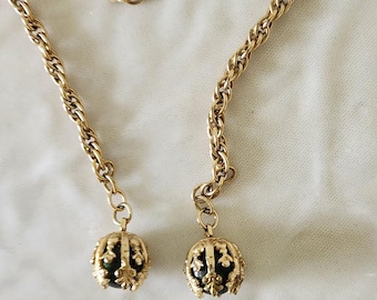 Collar largo de cuentas de vidrio negro de la década de 1960