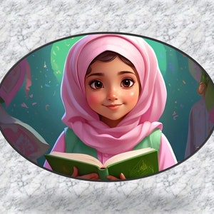 Könnte beinhalten: Ein junges Mädchen mit einem rosa Kopftuch hält ein grünes Buch mit arabischen Schriftzeichen. Sie lächelt und schaut in die Kamera. Der Hintergrund ist ein verschwommenes Bild einer farbenfrohen Feier.