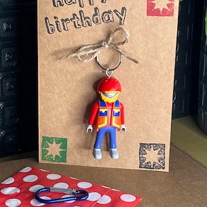 Einzigartige handgemachte Playmobil Snowboarder / Skifahrer Schlüsselanhänger Figur Geburtstagskarte - Hand Ink Stamped mit Geschenk Box - Personalisierung verfügbar