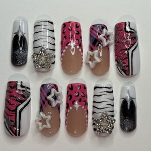 Uñas postizas rosas Y2K: Estampado animal cuadrado con adornos de estrellas