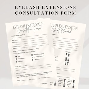 Könnte beinhalten: Zwei cremefarbene Eyelash Extensions Beratungsformulare werden angezeigt. Die Formulare enthalten Abschnitte für persönliche Informationen, medizinische Vorgeschichte und Servicepräferenzen. Der Text "EYELASH EXTENSIONS CONSULTATION FORM" steht oben.
