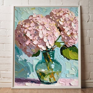 Op de afbeelding: Een schilderij van een boeket roze hortensia's in een heldere glazen vaas. De bloemen zijn in een losse, natuurlijke stijl gerangschikt en de vaas staat op een tafel met een lichtblauwe achtergrond.