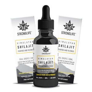 Puede incluir: Dos botellas de Stronglife Himalayan Shilajit Oral Drops, un suplemento dietético. Cada botella es de 30 ml y contiene 600 gotas. Las botellas son negras con una etiqueta blanca y un logotipo de hoja negra. La etiqueta dice "Stronglife Himalayan Shilajit Purificado y Filtrado" y "Contiene ácido fúlvico y minerales".