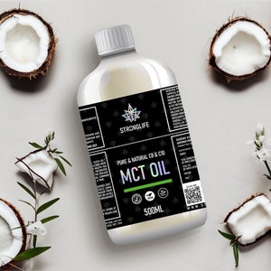 Op de afbeelding: Een doorzichtige glazen fles met een zwart etiket met de tekst "STRONGLIFE PURE & NATURAL C8 & C10 MCT OIL" en een groene streep. De fles is 500 ml en heeft een vegan logo. De fles is omringd door kokosnoten en bloemen.