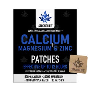 Op de afbeelding: Een zwart-witte productdoos voor Stronglife Calcium, Magnesium en Zink pleisters. De tekst luidt: Bones | Muscle Relaxation | Immunity, Calcium + Magnesium & Zinc, Patches, Effective up to 12 hours, 500mg Calcium + 300mg Magnesium + 10mg Zinc per patch, 30 patches.