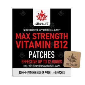 Puede incluir: Una caja de producto en blanco y negro para parches de vitamina B12 Stronglife Max Strength. El texto dice Energy, Cognitive Support, Mental Clarity, Effective Up To 12 Hours, 5000mcg Vitamin B12 per patch y 60 patches. Se muestra un parche cuadrado de color tostado.