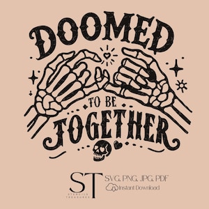 Pode incluir: Design gráfico preto e branco com duas mãos de esqueleto formando um coração com seus dedos indicadores. O texto "DOOMED TO BE TOGETHER" está em uma fonte vintage em negrito.