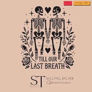 Puede incluir: Diseño gráfico en blanco y negro con dos esqueletos que se toman de la mano con un corazón entre ellos. Los esqueletos están rodeados de flores y hojas. El texto "Till Our Last Breath" está debajo de los esqueletos.