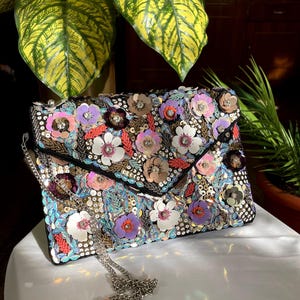 ハンドメイドの花柄ビーズクラッチ | パール刺繍のイブニングバッグ ウェディングバッグ | ブライズメイドギフト 花嫁の母へのクラッチギフト