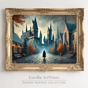 Könnte beinhalten: Ein gerahmtes Gemälde eines magischen Schlosses mit einer dunklen Silhouette einer Person, die darauf zu geht. Das Schloss ist von Bäumen und einem gepflasterten Weg umgeben. Das Gemälde hat einen goldenen Rahmen.