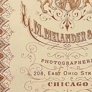 Logotipo de cartucho vitoriano, gabinete extravagante, verso de cartão, por volta de 1900-1910, imagem PNG, download digital, estúdio fotográfico vintage, letras gráficas de Chicago