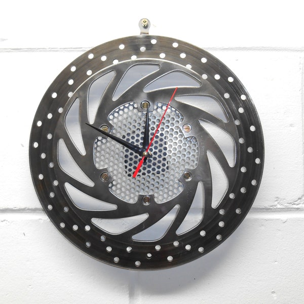 Horloge disque de frein de moto style industriel fait main avec des matériaux recyclés provenant de moto. Estampillé 13 .