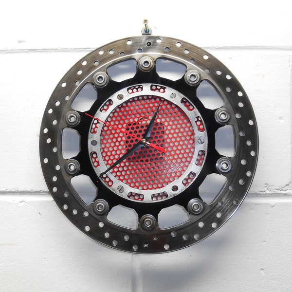 Horloge disque de frein de moto style industriel fait main avec des matériaux recyclés provenant de moto. Estampillé 13 .