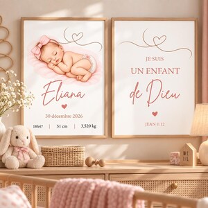 Peut inclure: Deux affiches rectangulaires dans des cadres en bois clair. L'affiche de gauche montre un bébé endormi avec un nœud rose, le prénom Eliana, la date 30 décembre 2026, 18h47, 51 cm et 3,520 kg. Celle de droite porte le texte JE SUIS UN ENFANT de Dieu JEAN 1:12.