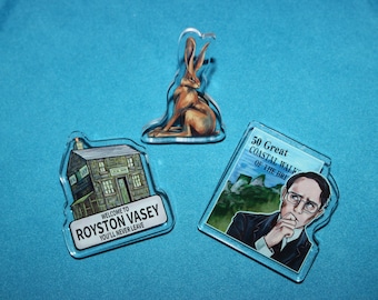 En el interior del número 9 de Psychoville, insignias acrílicas inspiradas en The League of Gentlemen, comedia británica de la televisión.