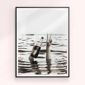 Champagner am Meer Poster - Luxusmode Wandkunst, feministisches Druckdekor, Bar Druck
