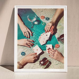 Vintage print speelkaarten en cocktails, meisjes pokernacht muurkunst, stijlvolle gamekamerposter