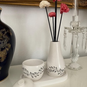 Juego de decoración de mesa pintado a mano: bandeja de cortesía, joyero y jarrón difusor de fragancias con flores de sola.