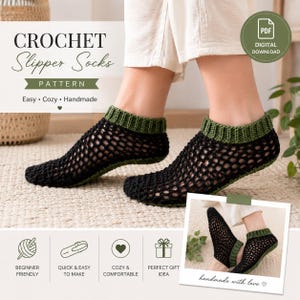 Puede incluir: Un patrón de ganchillo en descarga digital para calcetines tipo pantufla con un diseño de malla negra y puños y suelas acanaladas en color verde oliva. La imagen incluye el texto CROCHET Slipper Socks PATTERN, Easy, Cozy, Handmade y un icono PDF.