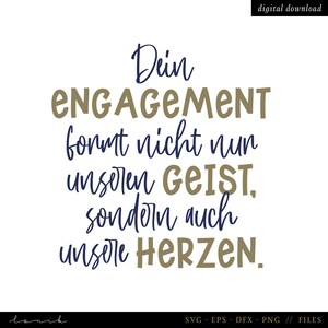 Könnte beinhalten: Ein digitaler Download-Grafik mit dem Text "Dein ENGAGEMENT formt nicht nur unseren GEIST, sondern auch unsere HERZEN." in Marineblau und Beige. Die Wörter sind in einer handschriftlichen Schriftart.