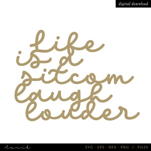 Könnte beinhalten: Goldene Schriftart im Schriftstil mit dem Text "life is a sitcom laugh louder".