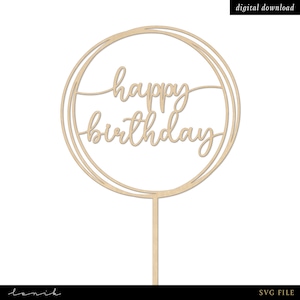 Może przedstawiać: Drewniany topper na tort z podwójnym kołem i napisem "happy birthday" w ozdobnym piśmie.