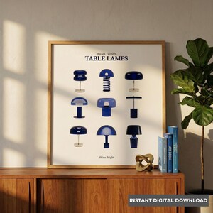 Könnte beinhalten: Ein gerahmter Druck mit neun verschiedenen blauen Tischlampen-Designs. Der Text "Blue Colored TABLE LAMPS" steht oben, mit "Shine Bright" unten. Der Druck wird auf einem Holzschrank mit Büchern und einer Pflanze ausgestellt.