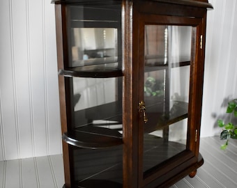 Vitrina colgante de madera extragrande de estilo vintage de 61,3 cm (24 1/4") con espejo, tres estantes, puerta de cristal y paneles laterales de cristal.