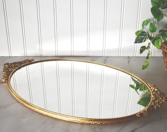 Gran bandeja de tocador ovalada vintage Matson con espejo y asas ornamentadas en forma de rosa, decoración de tocador estilo Hollywood Regency.