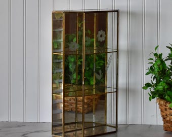 Vitrina de mesa vintage de 3 niveles con espejo, de metal dorado y cristal grabado, de 15 1/2 pulgadas, con cierre deslizante.