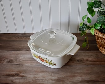 Cazuela vintage Corning Ware A-1 1/2-B Spice of Life de 1 1/2 cuartos y tapa de vidrio Pyrex P-7-C con pomo pequeño, Le Persil La Sauge