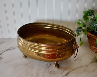 Macetero/cuenco/jardinera vintage de latón martillado con asas en forma de cabeza de león y patas de garra.