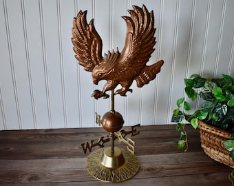 Veleta decorativa de mesa vintage con forma de águila, hecha de cobre y latón.
